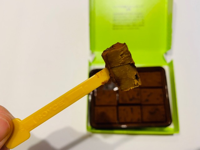 生チョコレートを食べる画像