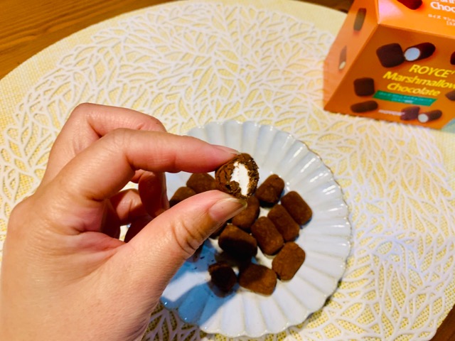 マシュマロチョコレートを食べる画像