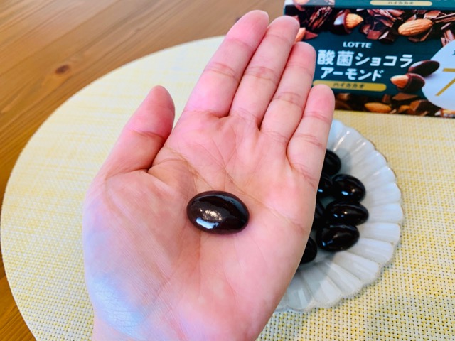 【乳酸菌ショコラ アーモンドチョコレートカカオ70】を食べる画像